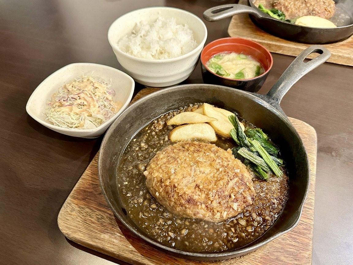 提供が速すぎる！心もお腹も満たされるミスタージョージの肉汁溢れる